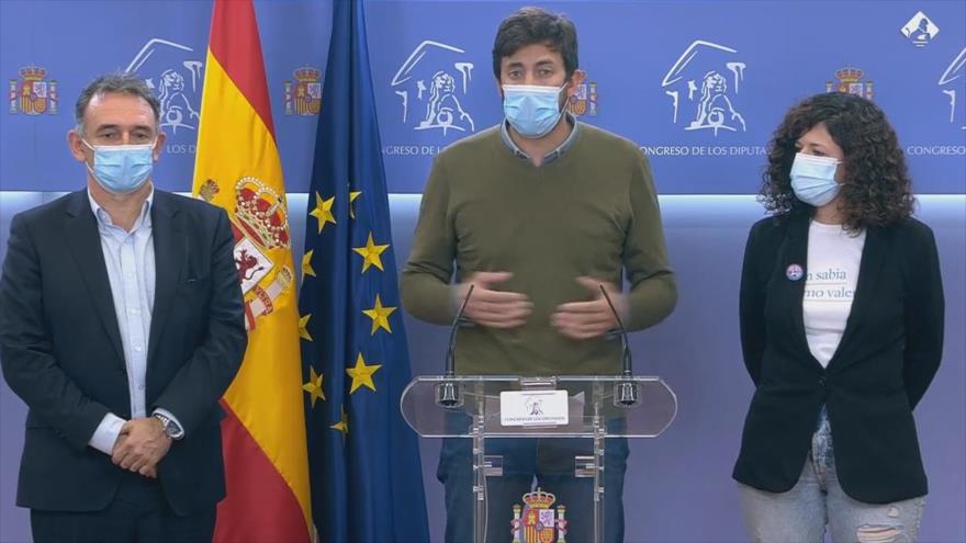 Uno de los diputados de Unidas Podemos, Antón Gómez Reino, ofrece una rueda de prensa en el Congreso de los Diputados de España, 15 de octubre de 2020.