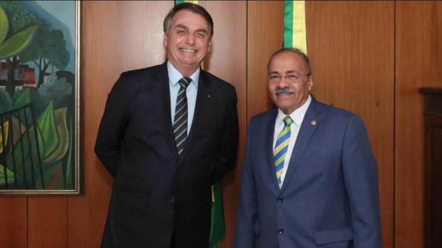 El presidente de Brasil, Jair Bolsonaro, junto con el senador amigo Chico Rodrigues, en su despacho.
