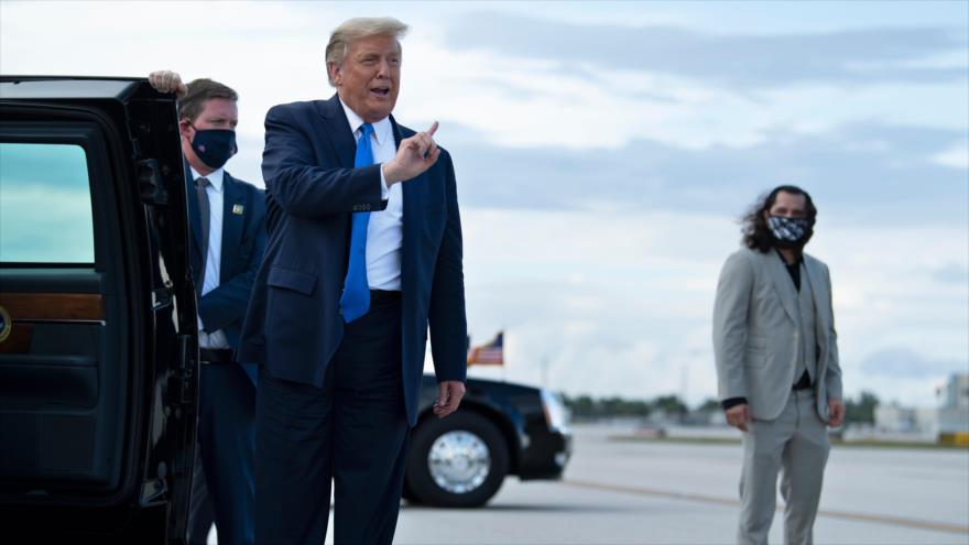 Presidente de EE.UU., Donald Trump (c), habla con la prensa mientras llega al Aeropuerto Internacional de Miami, Florida. 15 de octubre de 2020. (Foto: AFP)