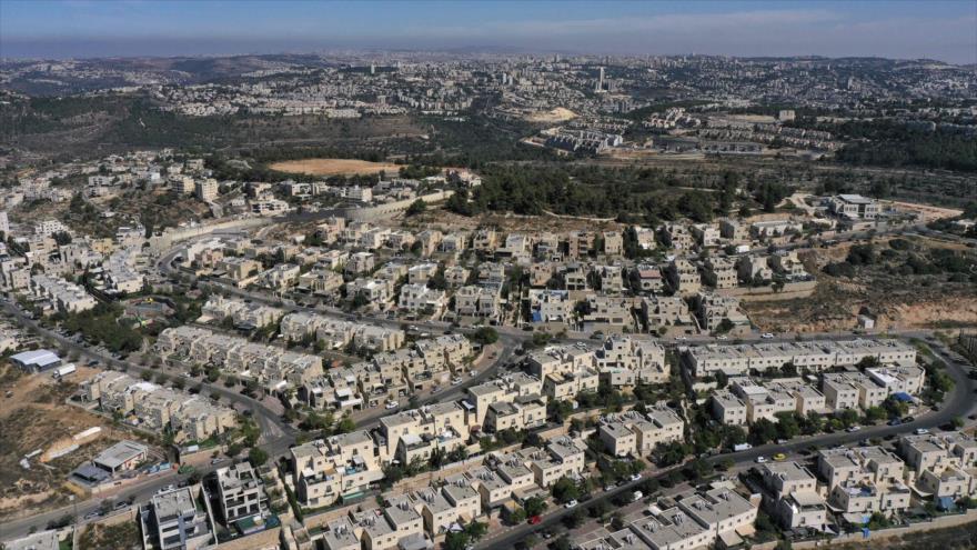 La fachada del asentamiento israelí de Har Gilo, en la Cisjordania ocupada, con la ciudad de Al-Quds (Jerusalén) al fondo, 13 de octubre de 2020. (Foto: AFP)