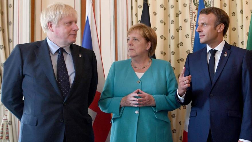 (Desde la izq.) El premier británico, la canciller alemana, el presidente francés, en una cumbre en la ciudad gala de Biarritz, 24 de agosto de 2019. (Foto: AFP)
