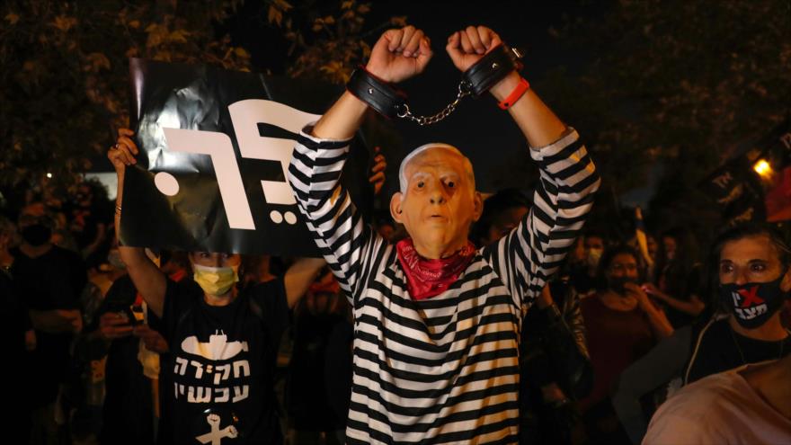 Un manifestante, con una careta del premier israelí, Benjamín Netanyahu, en una protesta en su contra, Jerusalén (Al-Quds), 14 de octubre de 2020. (Foto: AFP)