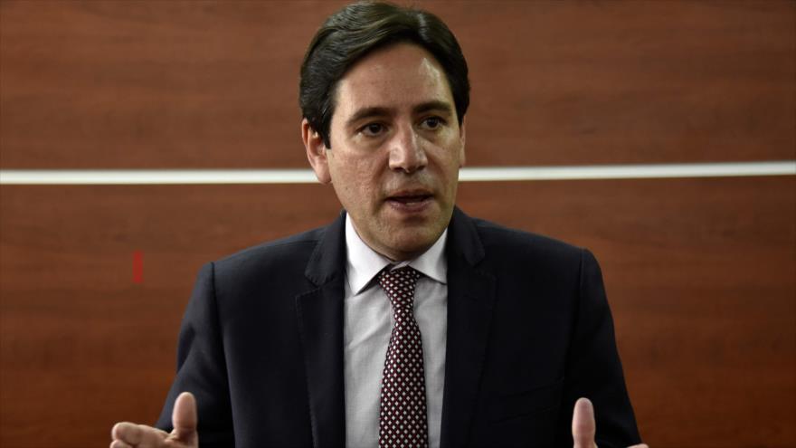 El presidente del Tribunal Supremo Electoral de Bolivia, Salvador Romero, responde a los medios extranjeros en La Paz, 15 de octubre de 2020. (Foto: AFP)
