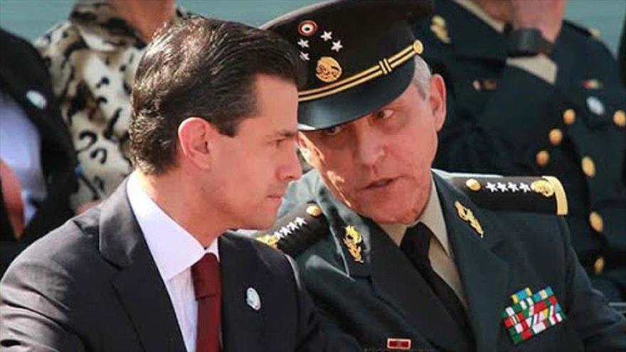 El exsecretario de la Defensa y el mandatario de México, Salvador Cienfuegos (dcha.) y Enrique Peña Nieto.