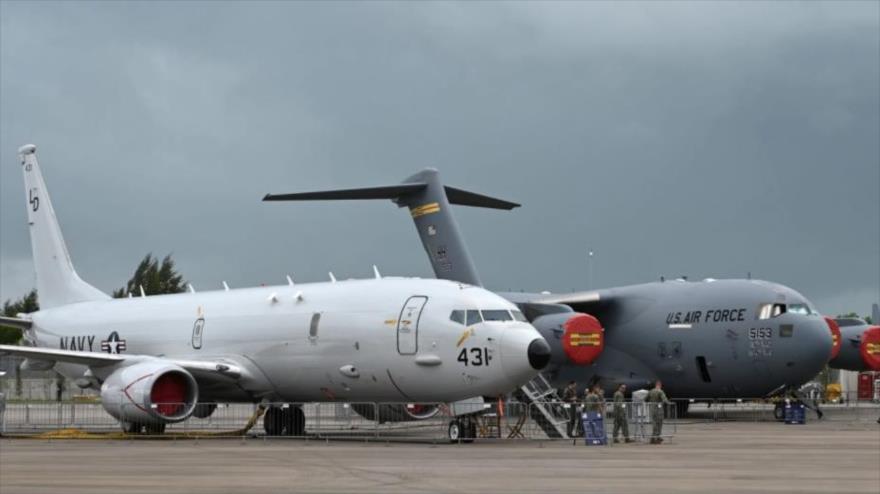 Un avión de vigilancia Poseidón P-8 (izq.) y un Boeing C-17A de la Armada de EE.UU. en una exposición aérea en Singapur, 11 de febrero de 2020.
