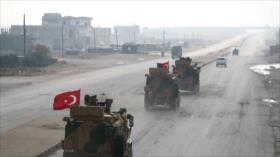 Gran convoy militar turco cruza la frontera con Siria