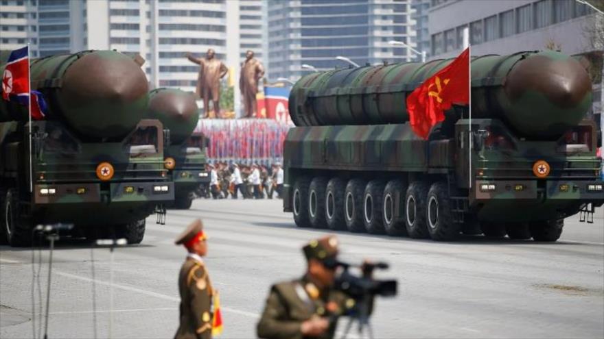 Corea del Norte exhibe sus misiles en un desfile militar celebrado en Pyongyang, capital de la nación asiática.