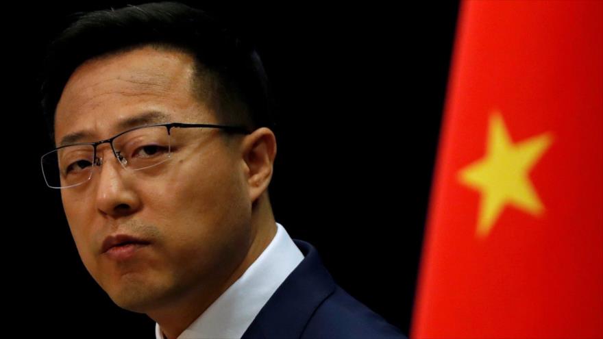 El portavoz de la Cancillería china, Zhao Lijian, habla con la prensa en Pekín, 8 de abril de 2020. (Foto: Reuters)