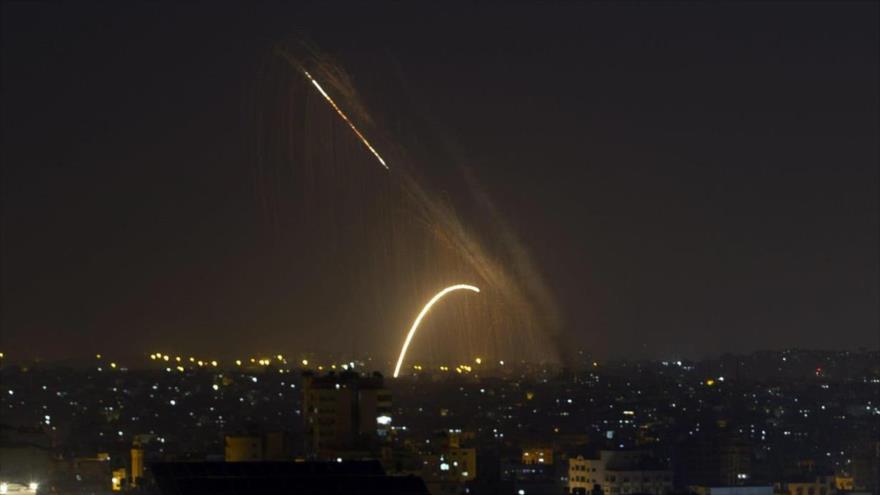 Aviones de combate israelíes bombardean con dos misiles varios puntos de la Franja de Gaza.