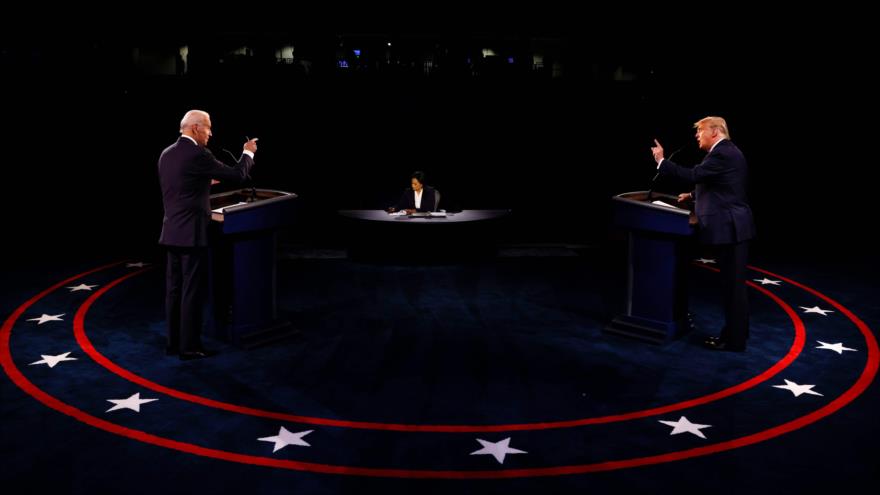 Los candidatos presidenciales de EE.UU., Donald Trump (dcha.) y Joe Biden, durante su segundo debate en Tennessee, 22 de octubre de 2020. (Foto: AFP)