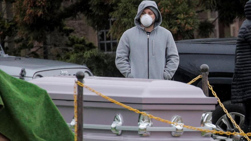 Dolienten asisten a un funeral en el cementerio The Green-Wood, en medio de la pandemia de la Covid-19, Nueva York, EE.UU., 9 de abril de 2020. (Foto: Reuters)