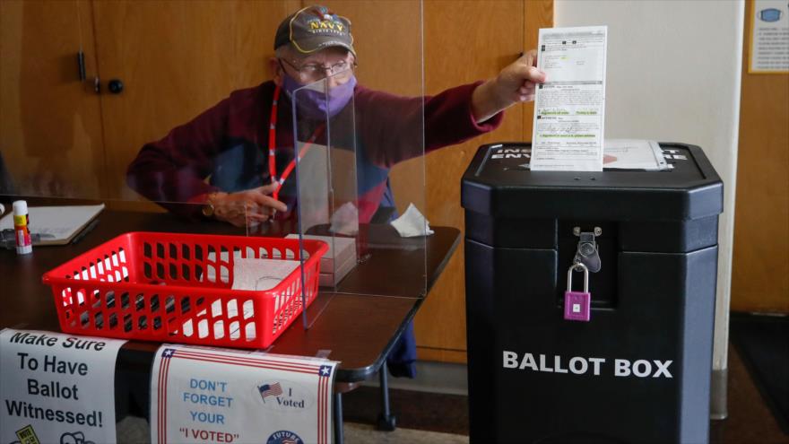 Operario simula voto en el 1.º día de votación anticipada en persona para los comicios del 3 de noviembre, Kenosha, EE.UU., 20 de octubre de 2020. (Foto: AFP)