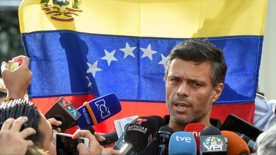 El líder opositor venezolano Leopoldo López habla afuera de la embajada de España en Caracas, la capital, 2 de mayo de 2019. (Foto: AFP)