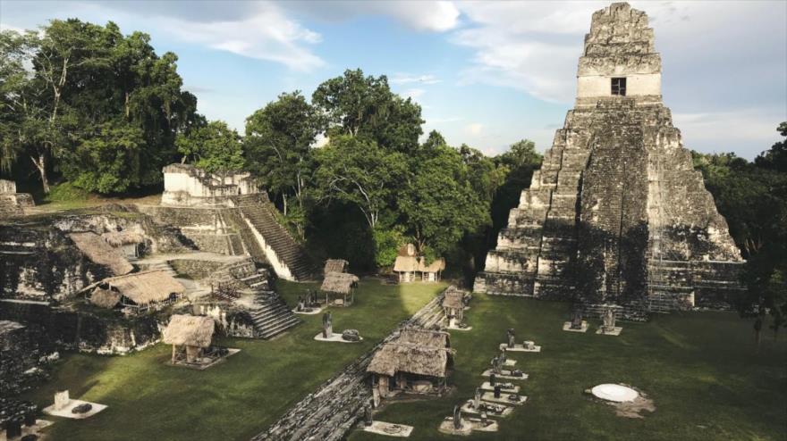 La plaza principal de la antigua ciudad de Tikal, Guatemala.