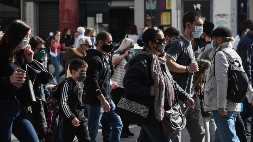 Personas con mascarillas caminan, en medio del nuevo coronavirus, causante de la COVID-19, en Grecia, 24 de octubre de 2020. (Foto: AFP) 