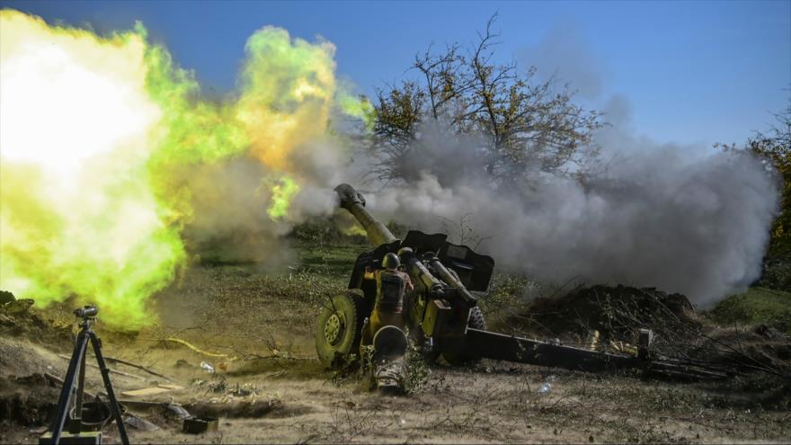 Un soldado armenio dispara artillería en combates en curso con las fuerzas azerbaiyanas en la región de Nagorno Karabaj, 25 de octubre de 2020. (Foto: AFP)