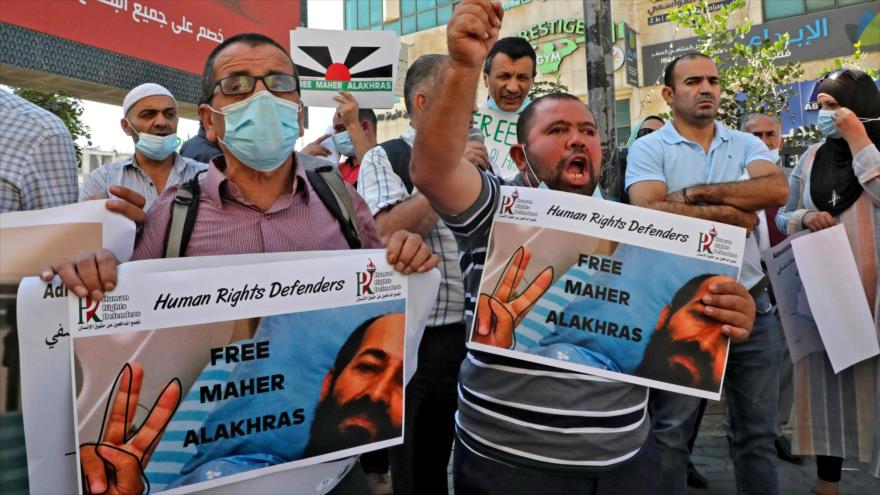 Manifestantes palestinos exigen la liberación del preso Maher al-Ajras en Al-Jalil (Hebrón), 14 de octubre de 2020. (Foto: AFP)
