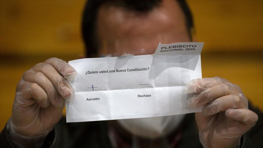 Un miembro del personal electoral cuenta los votos tras el plebiscito constitucional en Chile, Santiago, 25 de octubre de 2020. (Foto: AFP) 