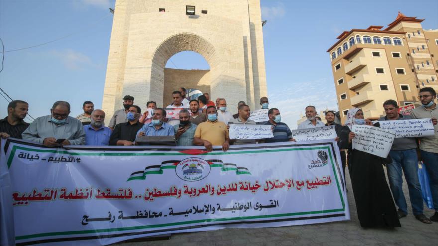 Palestinos se manifiestan contra la normalización de lazos Sudán-Israel en la Franja de Gaza, 24 de octubre de 2020. (Foto: AFP)