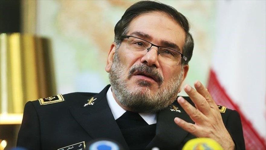 El secretario del Consejo Supremo de Seguridad Nacional de Irán, Ali Shamjani, habla con la prensa.