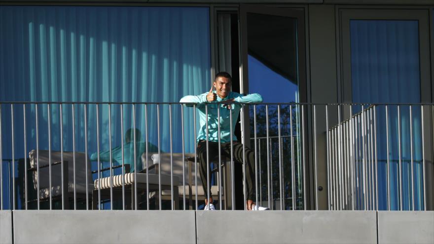 El delantero portugués de Juventus Cristiano Ronaldo, en el balcón del campo de entrenamiento de Oeiras, Lisboa, 13 de octubre de 2020. (Foto: AFP)