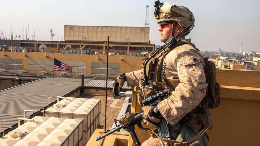 Un militar estadounidense en el complejo de la embajada de EE.UU. en Bagdad, capital de Irak, 3 de enero de 2020. 