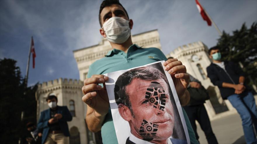 Ciudadanos turcos protestan contra los comentarios islamófobos del presidente francés, Emmanuel Macron, Estambul, 25 de octubre de 2020. (Foto: AP)