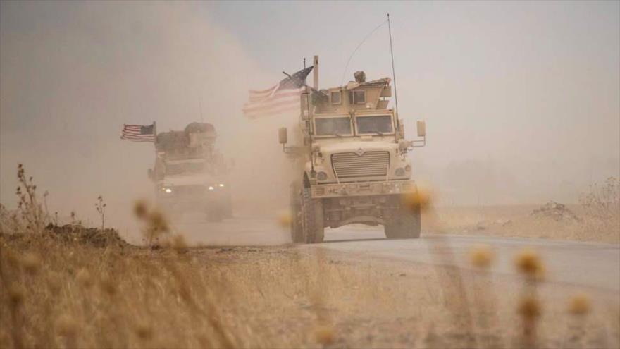 Un convoy militar estadounidense cerca de un campo petrolero en Al-Rumailan, en Al-Hasaka (noreste de Siria), 1 de julio de 2020. (Foto: AFP)