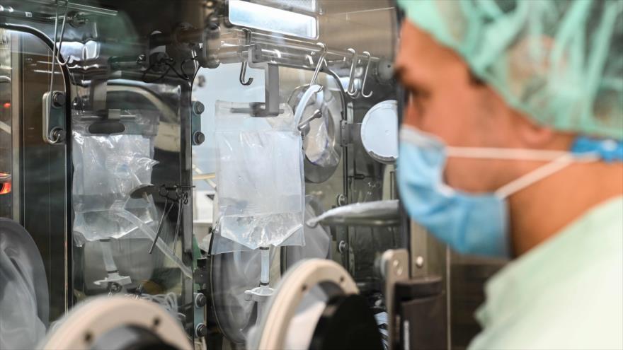 Técnico supervisa proceso de la producción de la vacuna de Oxford contra COVID-19 en un laboratorio en Italia, 11 de septiembre de 2020. (Foto: AFP)
