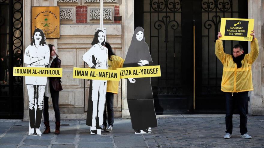 Manifestantes piden a las autoridades saudíes que liberen a las activistas pro derechos de las mujeres encarceladas frente a la embajada saudí en París (Francia), 8 de marzo de 2019.