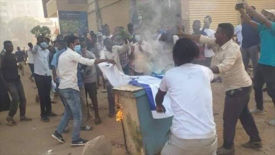 Sudaneses queman banderas israelíes en rechazo a normalización de lazos con el régimen de Israel, 21 de octubre de 2020.