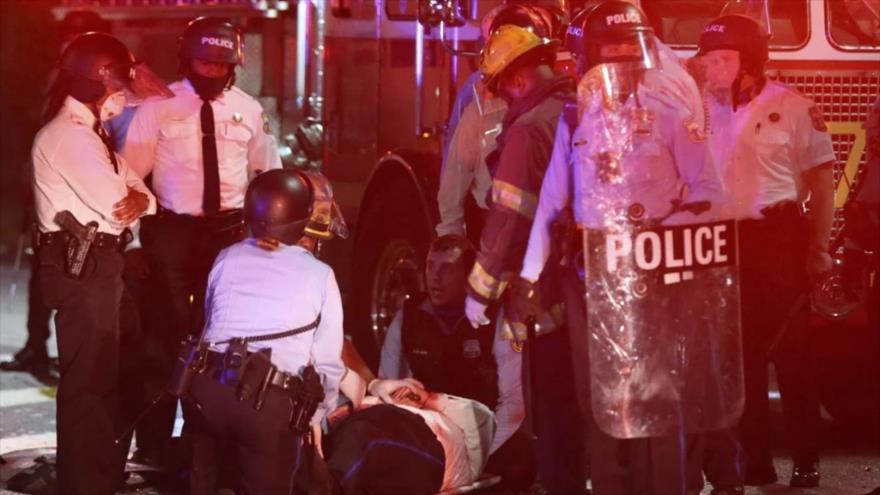 Un agente de Policía herido en las protestas del lunes en Filadelfia, Pensilvania, 26 de octubre de 2020.