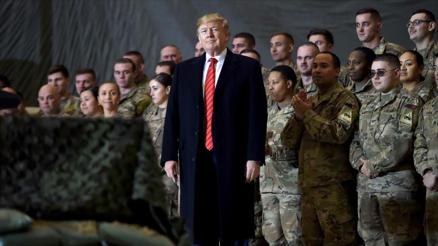 El presidente de EE.UU., Donald Trump, visita una base aérea con tropas norteamericanas en Irak.