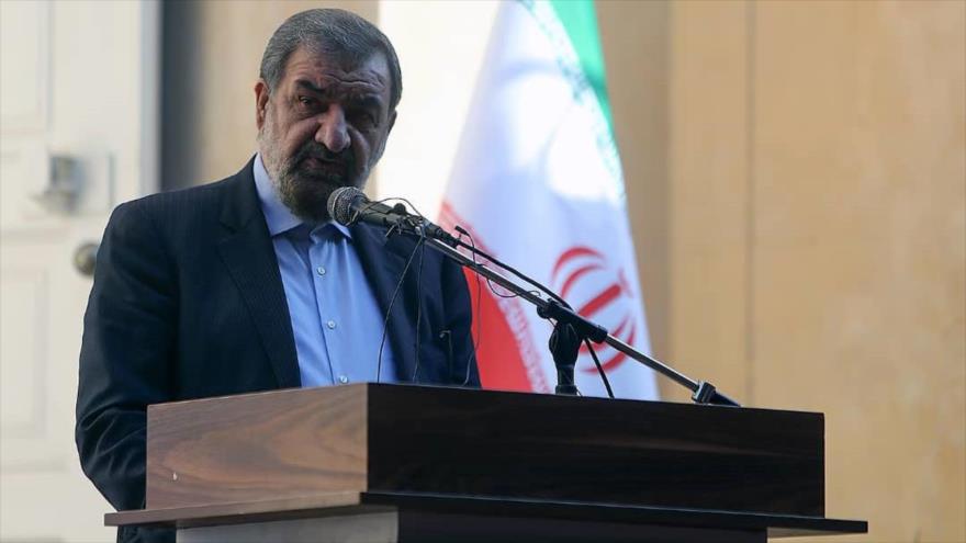 El secretario del Consejo de Discernimiento del Sistema de Irán, Mohsen Rezai, habla en una conferencia en Tehrán, 27 de octubre de 2020. (Foto: Maslahat.ir)