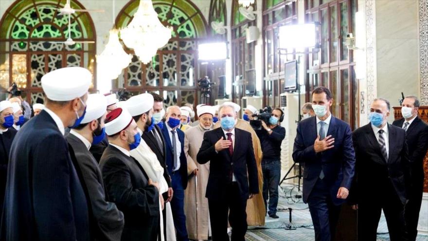 El presidente de Siria, Bashar al-Asad, entra en la mezquita de Saad bin Moaz, Damasco, 28 de octubre de 2020. (Foto: @Presidency_Sy)