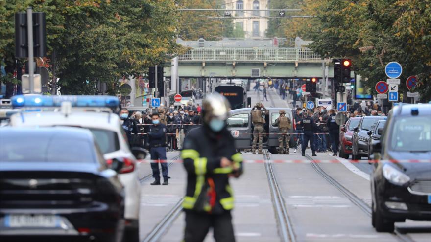 Agentes de policía y fuerzas de seguridad desplegados en el lugar de un ataque con cuchillo en Niza (Francia), 29 de octubre de 2020. (Foto: AFP)