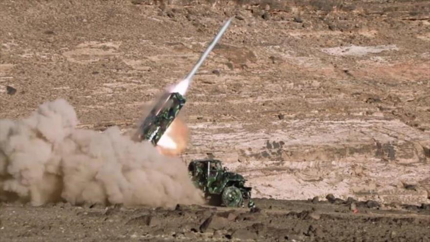 Fuerzas yemeníes lanzan un misil de corto alcance Badr-1 contra el territorio saudí, 22 de marzo de 2018.
