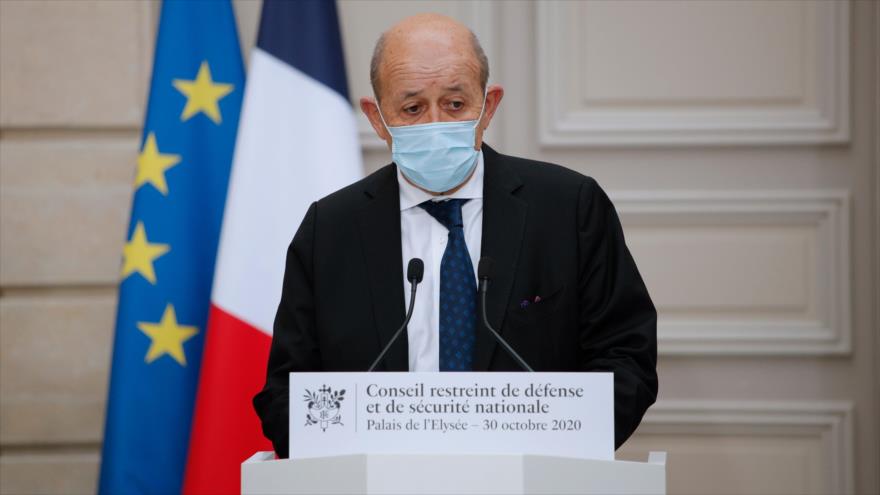 El canciller francés, Jean-Yves Le Drian, habla con la prensa en el Palacio del Elíseo, 30 de octubre de 2020. (Foto: AFP)