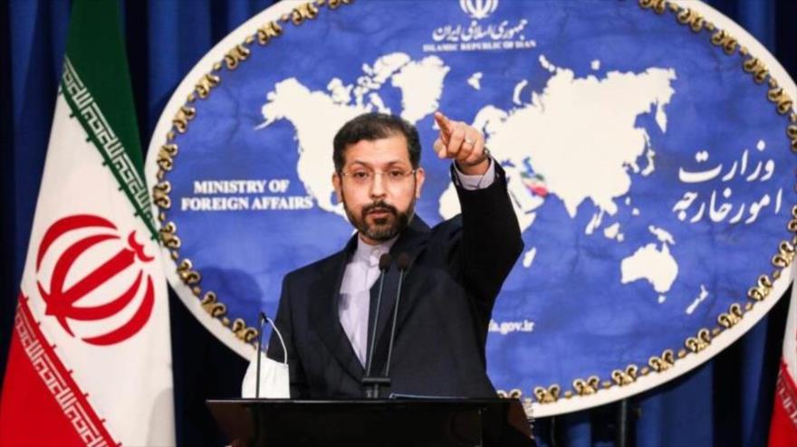 El portavoz de la Cancillería iraní, Said Jatibzade, en una rueda de prensa en Teherán (capital), 13 de octubre de 2020. (Foto: Mehr News)
