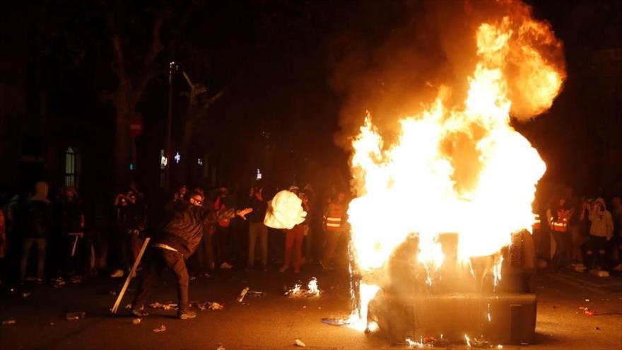 Vídeo: Violencia campea en protestas contra confinamiento en España