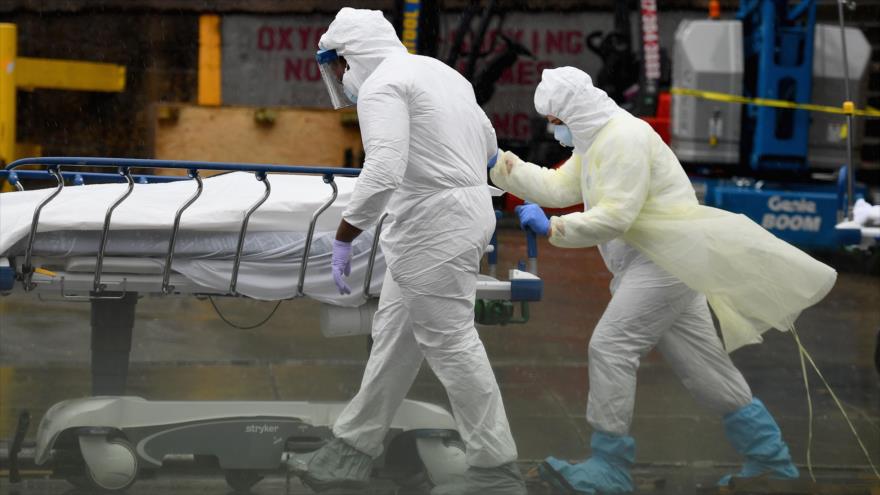 Los trabajadores de la salud trasladan el cadáver de una persona fallecida por COVID-19 en el Centro Médico Brooklyn, en Nueva York, EE.UU. 9 de abril de 2020. (Foto: AFP)