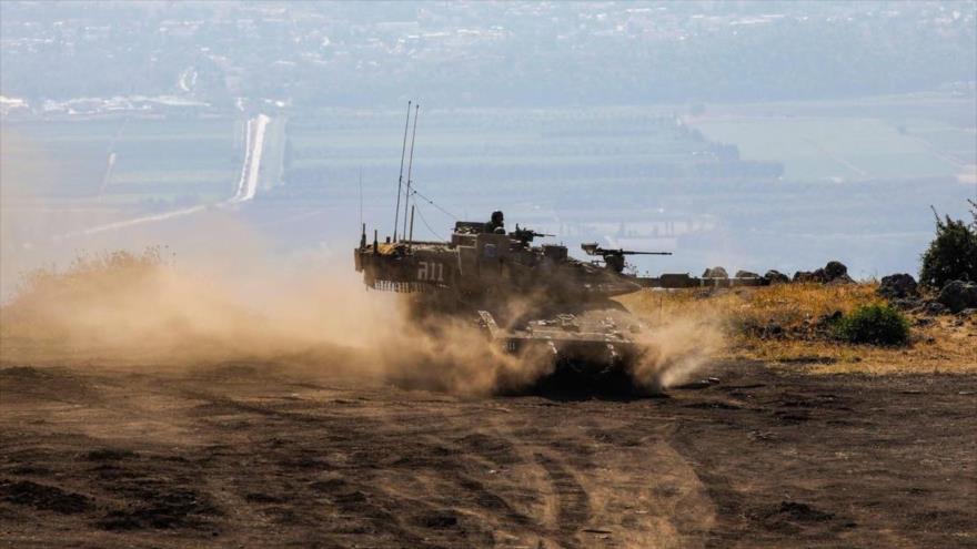 Un tanque Merkava del ejército israelí participa en un simulacro militar en los altos ocupados del Golán, 24 de junio de 2020. (Foto: AFP)