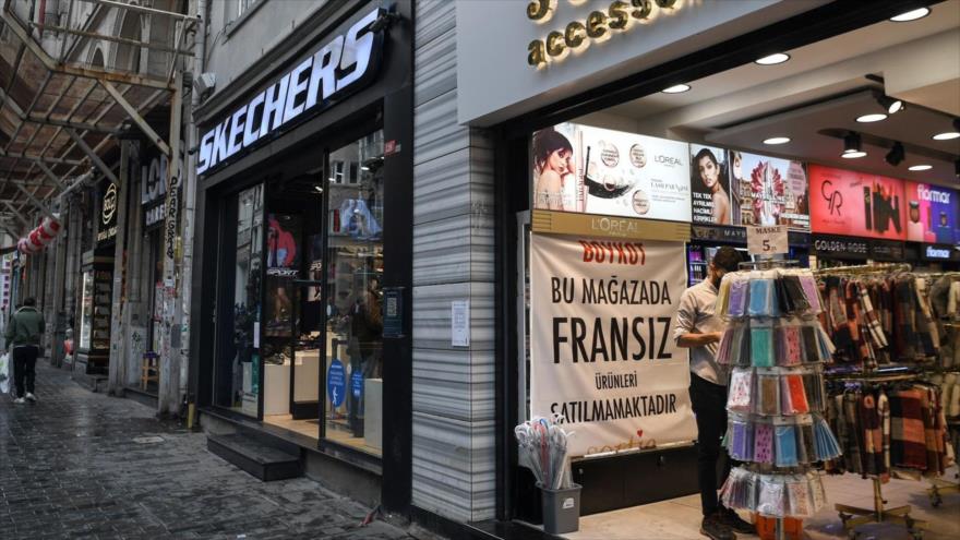 Una tienda turca boicotea la venta de productos franceses en Estambul, 30 de octubre de 2020. (Foto: AFP)