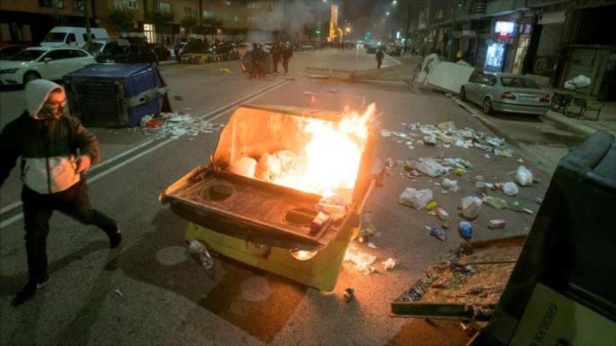 Varias decenas de personas protestan en España contra el confinamiento contra el coronavirus, el 1 de noviembre de 2020. (FOTO: EFE)