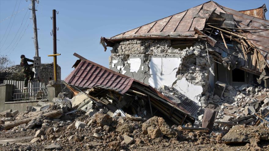 Una casa destruida por los combates en la ciudad de Stepanakert, en la región de Nagorno Karabaj, 1 de noviembre de 2020 (Foto: AFP)