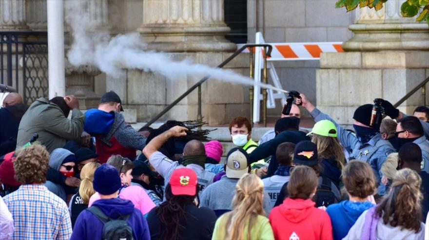 La Policía usa gas pimienta para reprimir una marcha de votantes en la ciudad de Graham, en EE.UU., 31 de octubre de 2020. (Foto: Reuters)