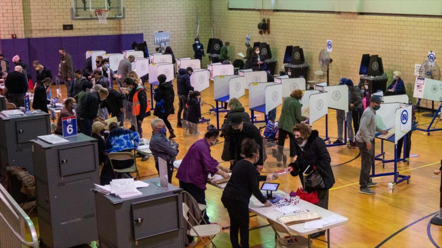 Los estadounidenses participan de forma anticipada en los comicios presidenciales en la ciudad de Nueva York, 1 de noviembre de 2020. (Foto: AFP)