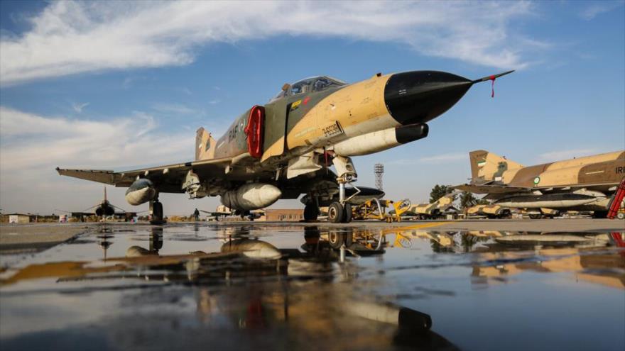 Cazas iraníes destruyen objetivos enemigos en simulacros aéreos