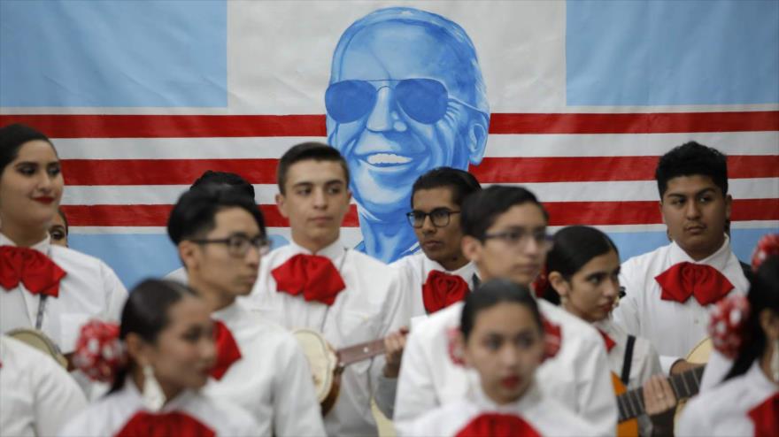 Banda de música mexicana espera para actuar en un evento de campaña del candidato demócrata Joe Biden, en EEUU. 11 de enero de 2020. (Foto: AP)
