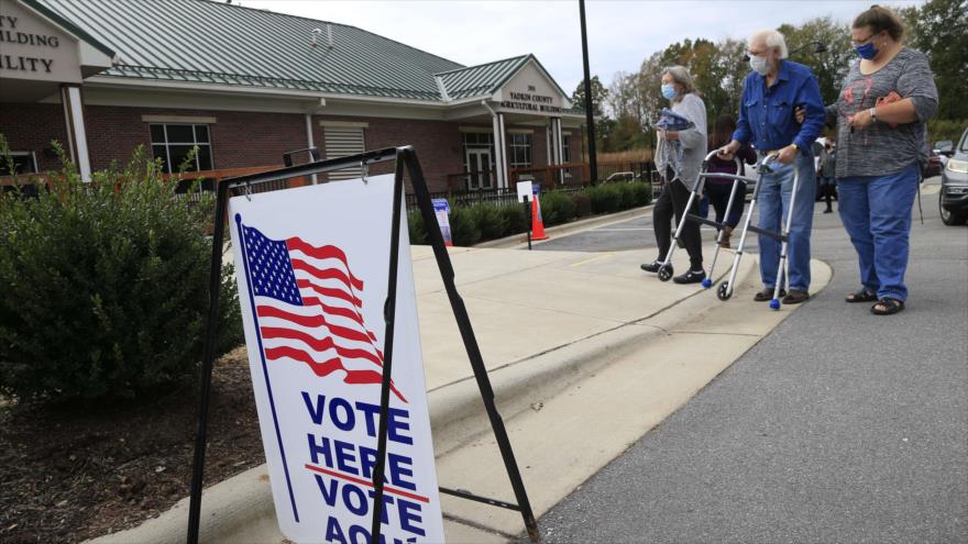 Los ciudadanos llegan a un lugar de votación en Carolina del Norte, EE.UU., 31 de octubre de 2020 (Foto: AFP)